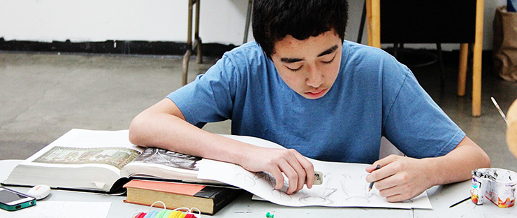 A student in Teen Drawing Intensive